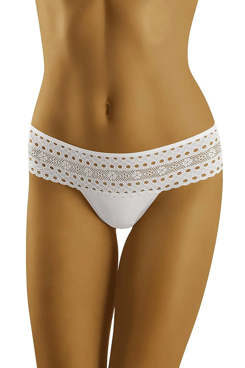 Culotte en dentelle blanche romantique élégante taille basse échancrée ajustée pour allure séduisante féminine