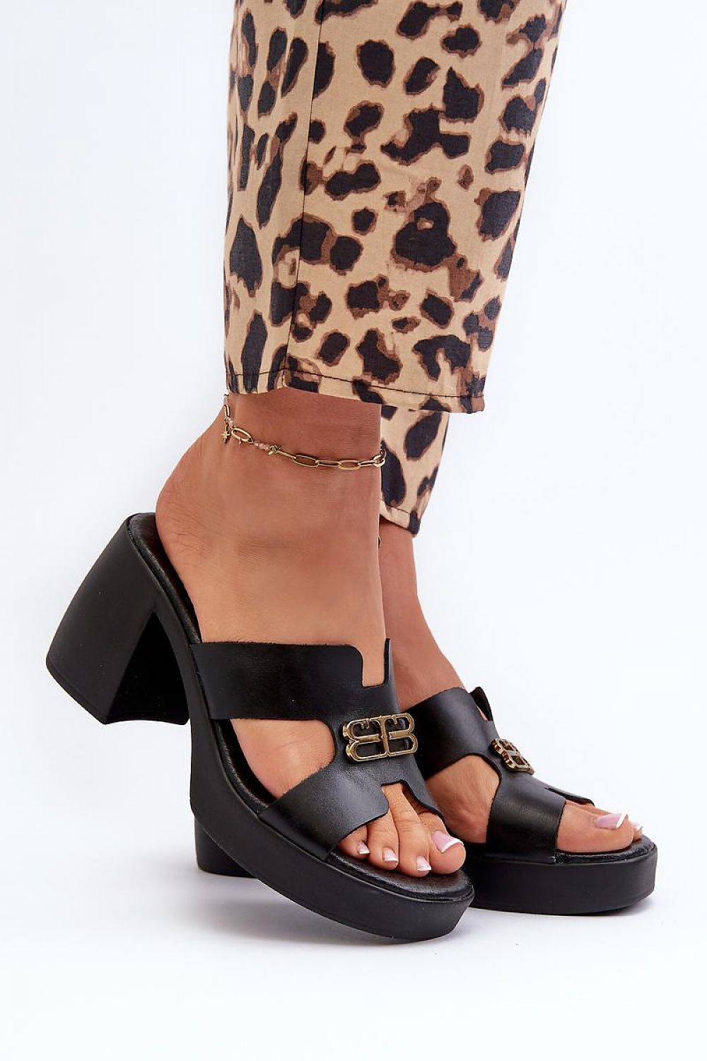 Clacquettes model 197646 Step in style