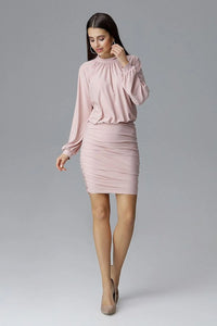 Robe cocktail élégante en satin noir pour soirées chic confort et silhouette sublimée femmes