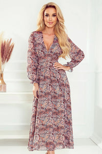 Robe polyester paisley brun multicouleur coupe évasée longue manches bouffantes col v profond détails dentelle fentes latérales texture