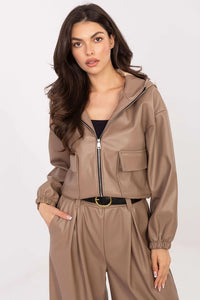 veste courte femme similicuir taupe boxy taille zippée métal capuche discrète poches rabats poignets élastiqués isolation thermique effet mat