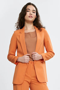 Tailleur élégant pour femme en orange vibrant, veste et pantalon, coupe classique, manches longues, épaules définies, occasion professionnelle