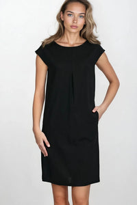 robe noire droite genou encolure ronde manches courtes minimaliste épurée pli central poches latérales fluide structurée