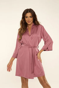 peignoir féminin satin rose poudré court kimono col revers manches longues larges ceinture fine ajustable taille marquée silhouette élégante soyeuse