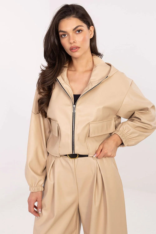 veste femme courte similicuir beige nude boxy cropped capuche intégrée fermeture éclair métal apparente poches rabat poignets élastiqués isolation thermique