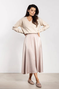 jupe satinée rose poudré midi taille haute coupe évasée tombé fluide brillant longueur mi mollet élégante intemporelle
