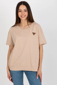 T-shirt coton élasthanne beige clair coupe ample manches courtes larges col rond détail patch triangle style moderne occasion