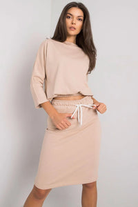 Ensemble chemisier manches trois quarts col rond coupe droite jupe crayon midi coton polyester beige confortable moderne intemporel
