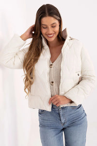veste doudoune courte matelassée femme ivoire col montant zippé polyester rembourré quilting chevron coupe boxy capuche amovible poches pression thermique