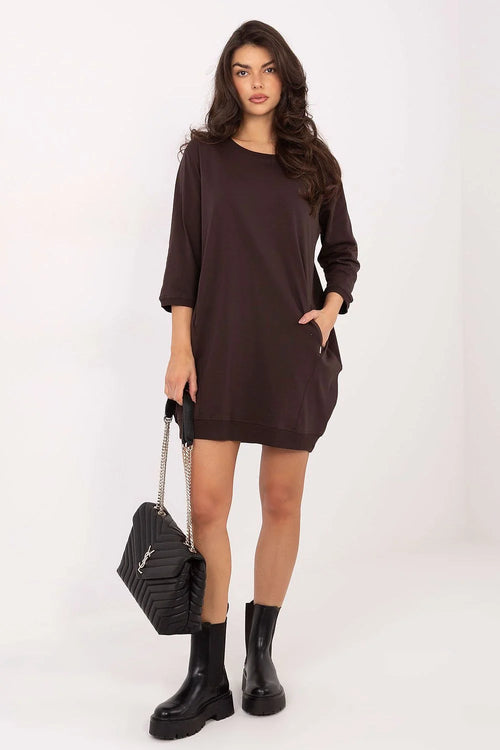 robe sweat oversize courte marron col rond manches troisquarts coupe droite mini molleton doux poches zippées discrètes coton extensible confortable
