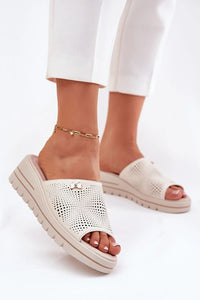 Sandales femmes style moderne ouvertesorteils cuir naturel beige perforations géométriques décoration strass talon 5.5cm confortable occasion quotidienne