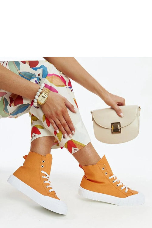 Baskets montantes à lacets design moderne couleur orange vif pour femmes, sac à main en simili cuir beige, pantalon long à motifs abstraits multicolores, montre dorée et bracelet en perles blanches