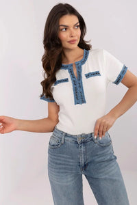 Chemisier femme moderne élégant en coton denim bleu ajusté manches courtes encolure V finitions soignées style casual chic