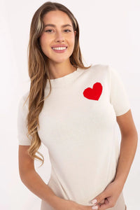 pull femme manches courtes col rond maille fine écru coupe ajustée toucher doux viscose polyamide PBT motif coeur rouge