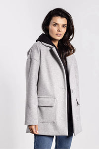 veste oversize femme mi long gris clair laine mélangée coupe ample épaules tombantes poches rabat fermeture boutonnée structurée chaude polyvalente