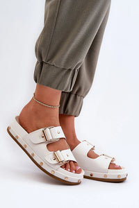 Sandales féminines modernes style épuré couleur blanche lanières larges boucles dorées plateforme épaisse semelle caoutchouc