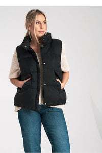 gilet femme sans manches doudoune matelassée noire technique brillant rembourrage isolant col montant coupe boxy courte poches frontales pressions rabat