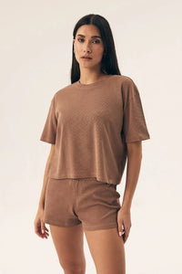 pyjama femme minimaliste matelassé doux confortable loungewear boxy manches courtes short taille élastiquée maille gaufrée brun caramel respirant