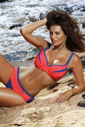 Bikini polyester moderne rouge et bleu marine avec armatures pour un look plage tendance élégant