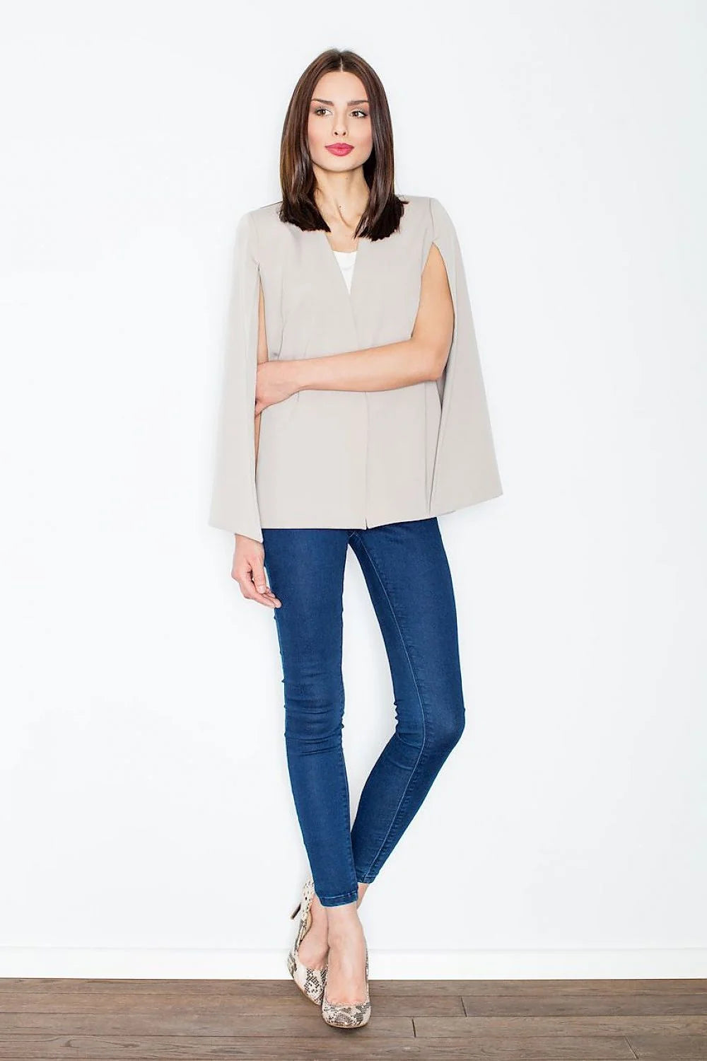 blazer femme beige aérien élégant moderne minimaliste coupe droite mi longue cape manches fendues encolure V crêpe structuré