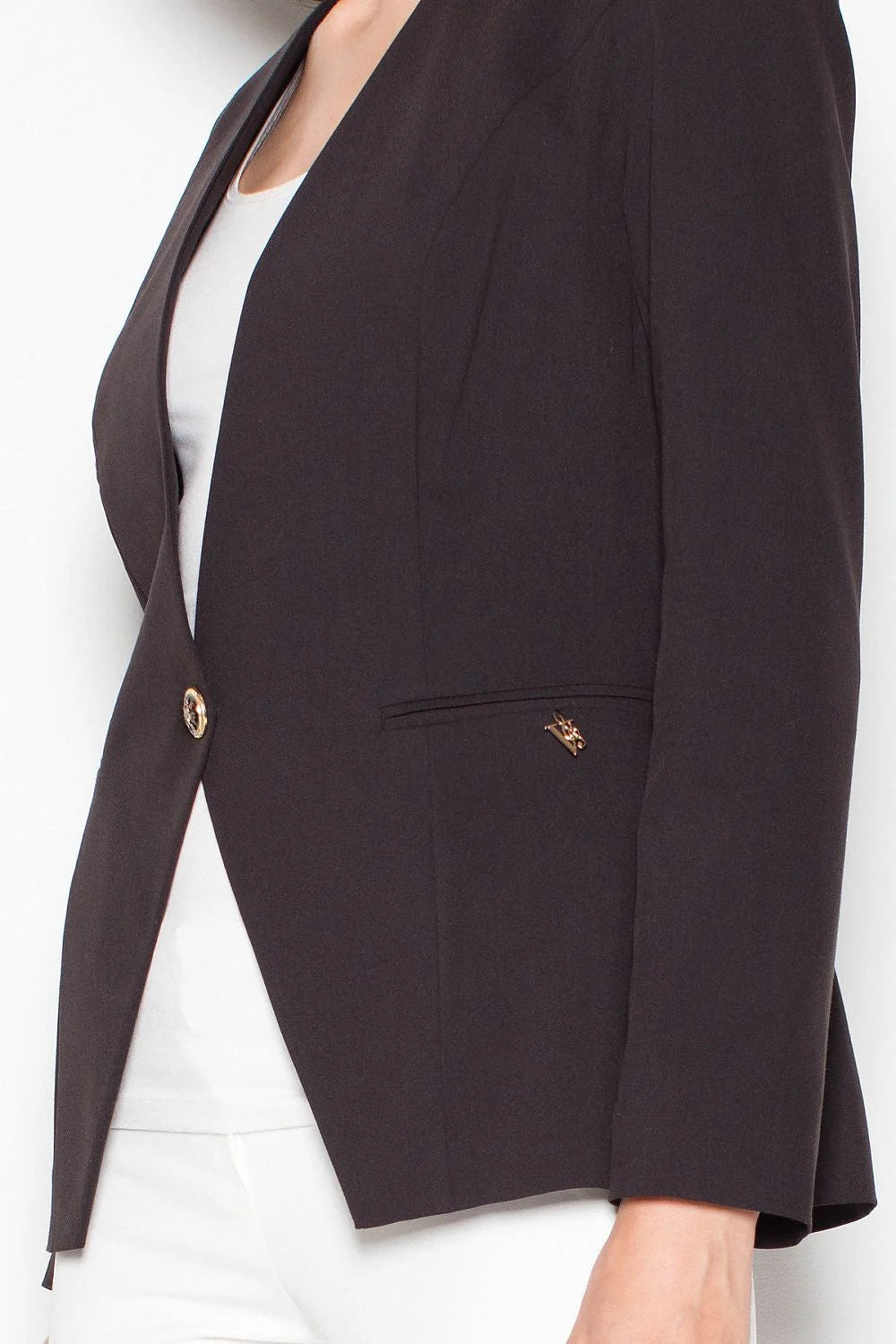 blazer femme cintré ajusté noir beige col V sans revers bouton doré épaules structurées pinces princesse tissu structuré