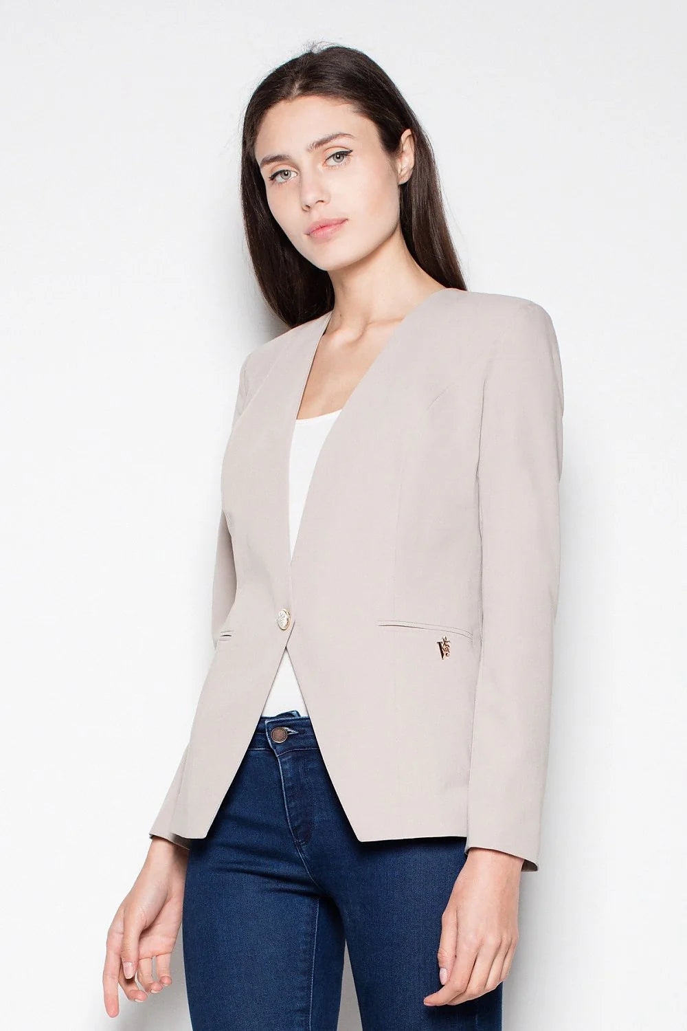 blazer femme cintré ajusté noir beige col V sans revers bouton doré épaules structurées pinces princesse tissu structuré