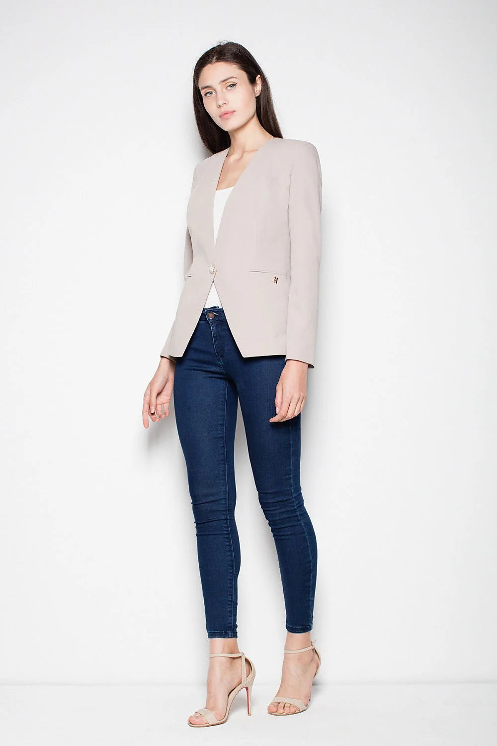 blazer femme cintré ajusté noir beige col V sans revers bouton doré épaules structurées pinces princesse tissu structuré