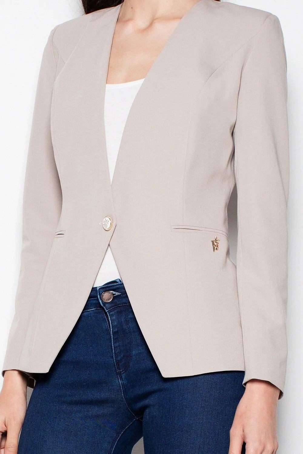 blazer femme cintré ajusté noir beige col V sans revers bouton doré épaules structurées pinces princesse tissu structuré