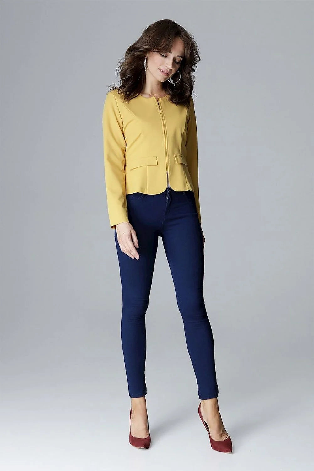 Blazer femme en tissu classique jaune, style élégant, confortable pour tenues professionnelles modernes et sophistiquées