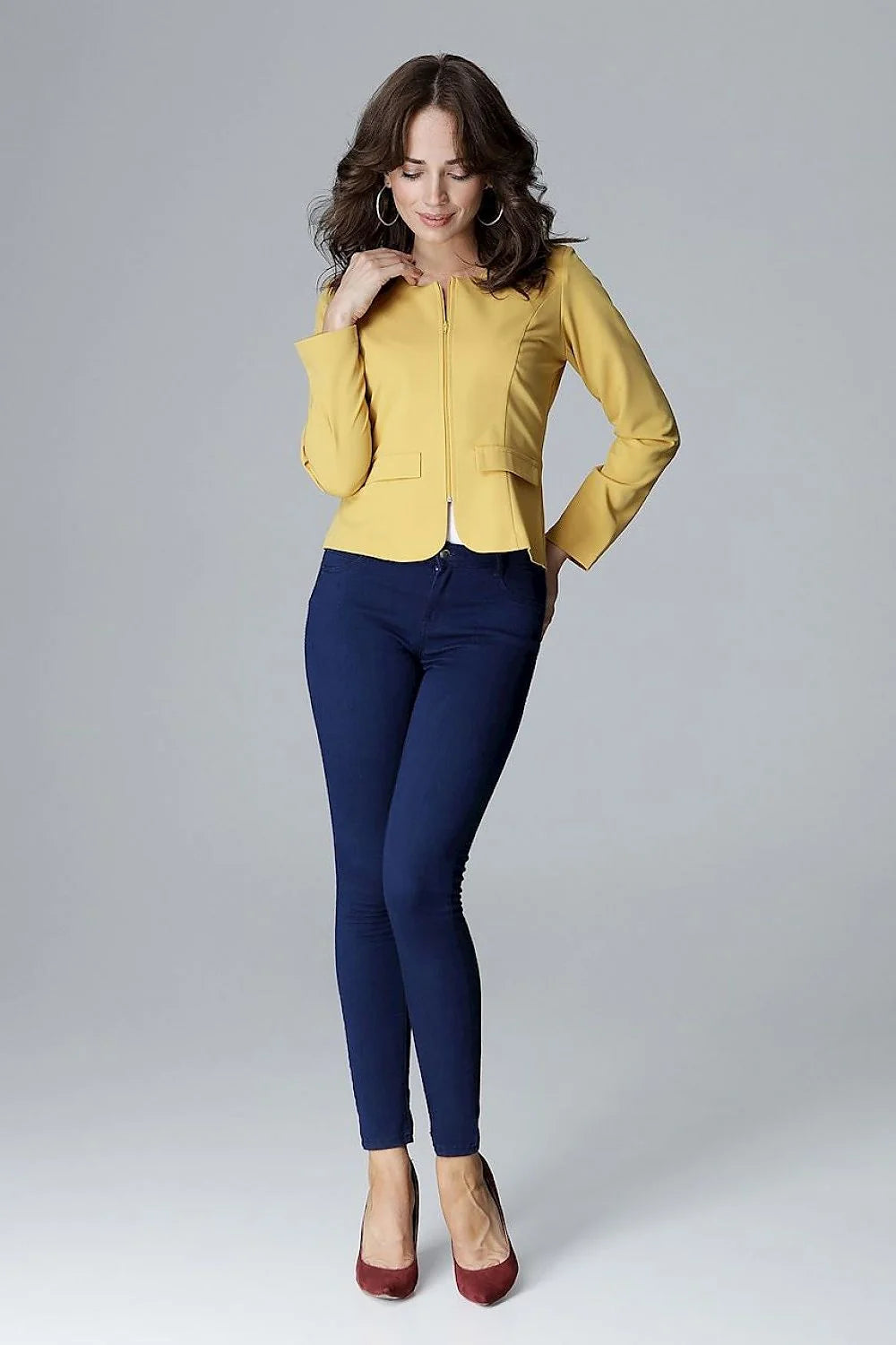 Blazer femme en tissu classique jaune, style élégant, confortable pour tenues professionnelles modernes et sophistiquées