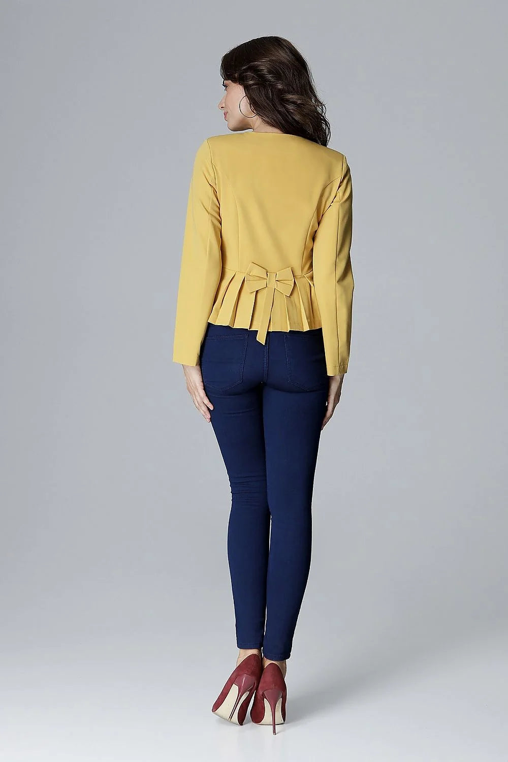 Blazer femme en tissu classique jaune, style élégant, confortable pour tenues professionnelles modernes et sophistiquées