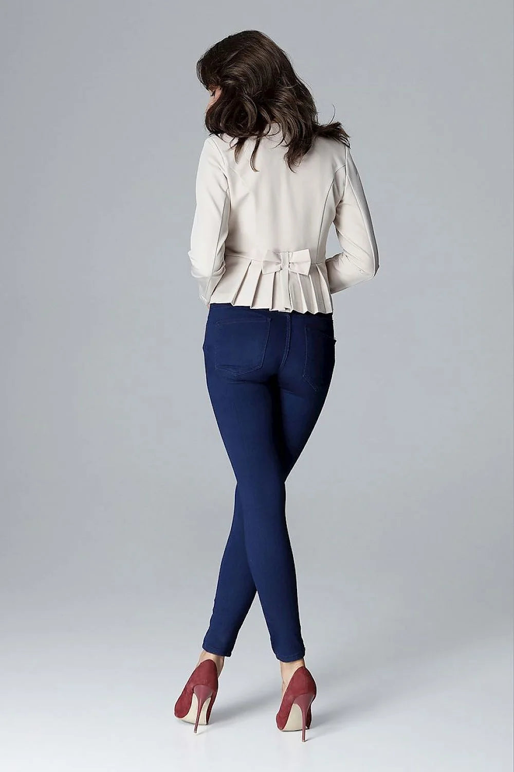 Blazer femme en tissu classique jaune, style élégant, confortable pour tenues professionnelles modernes et sophistiquées