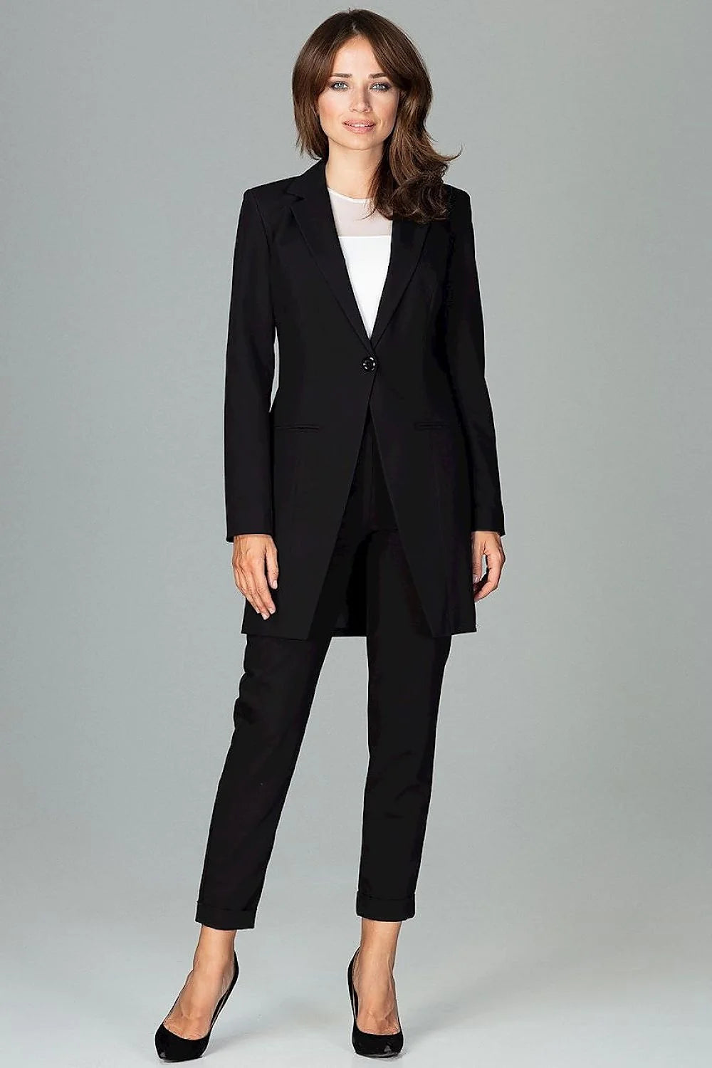 Blazer femme en tissu noir élégant et ajusté parfait pour un look professionnel chic