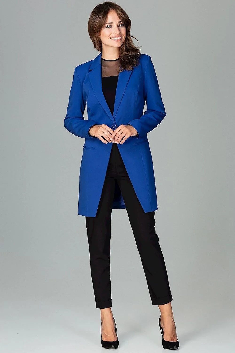 Blazer femme en tissu noir élégant et ajusté parfait pour un look professionnel chic