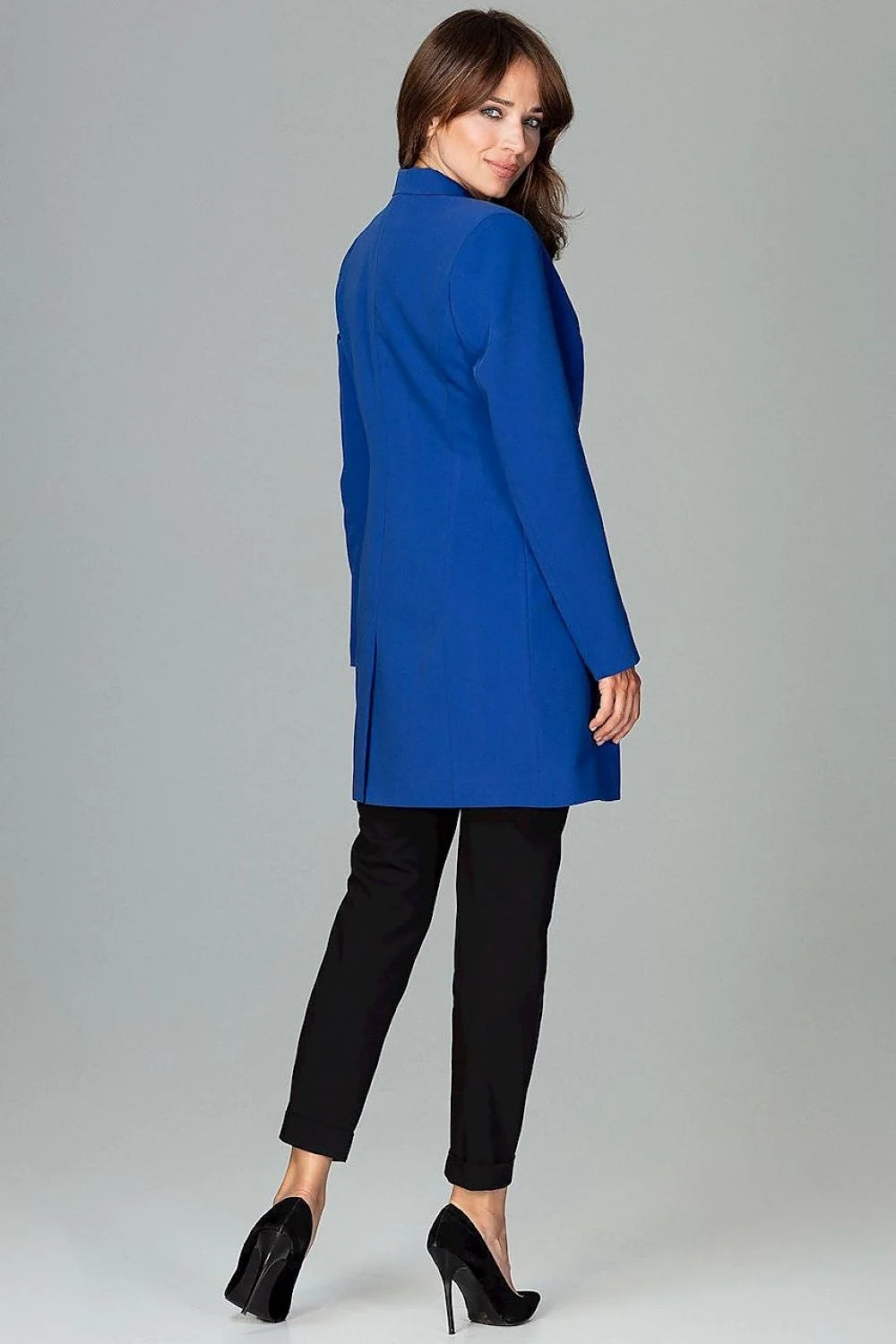Blazer femme en tissu noir élégant et ajusté parfait pour un look professionnel chic