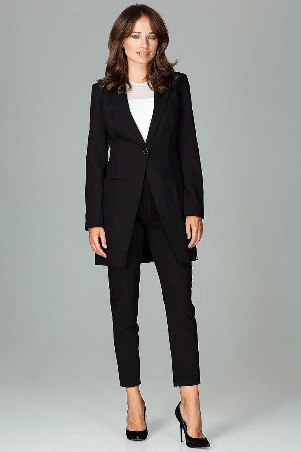 Blazer femme en tissu noir élégant et ajusté parfait pour un look professionnel chic