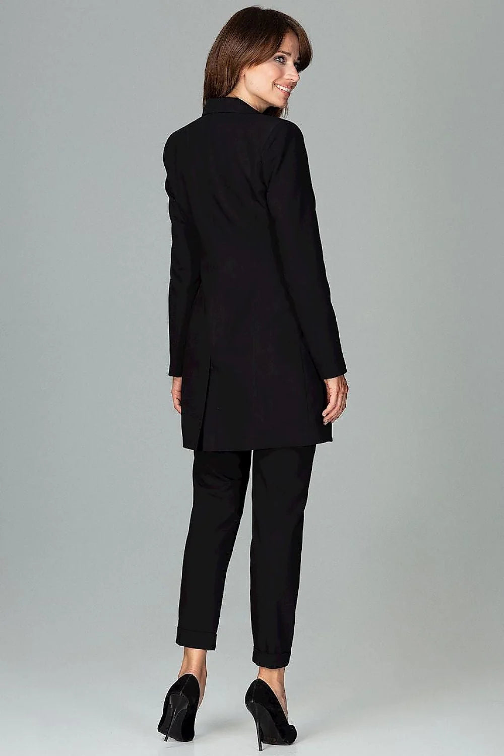 Blazer femme en tissu noir élégant et ajusté parfait pour un look professionnel chic