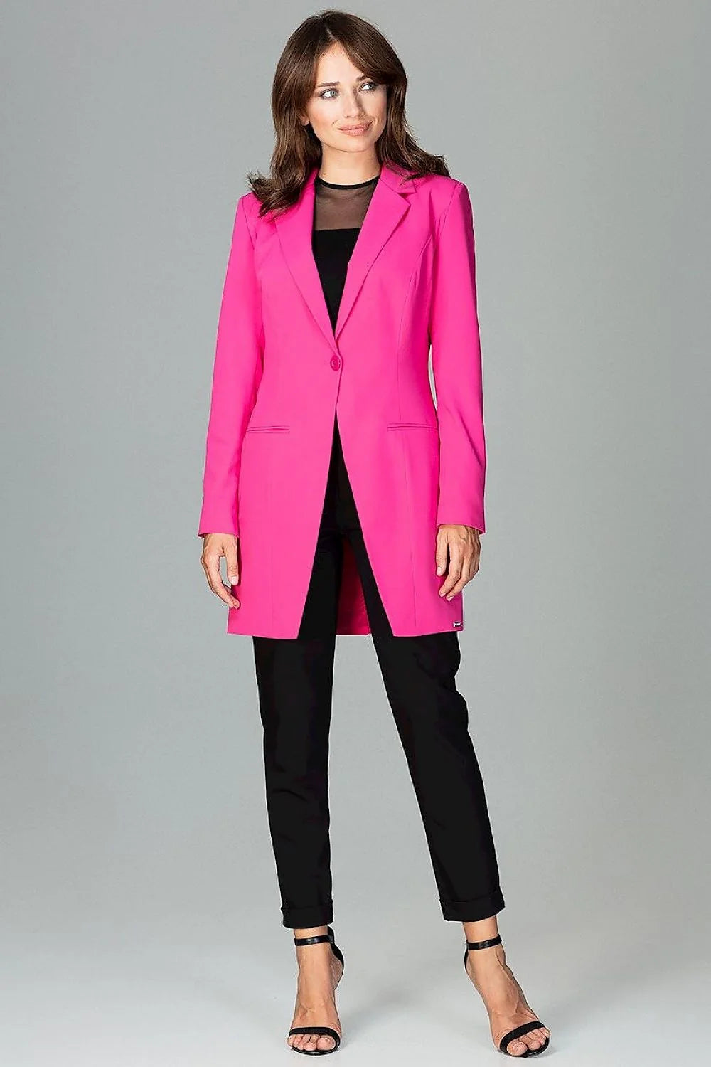 Blazer femme en tissu noir élégant et ajusté parfait pour un look professionnel chic