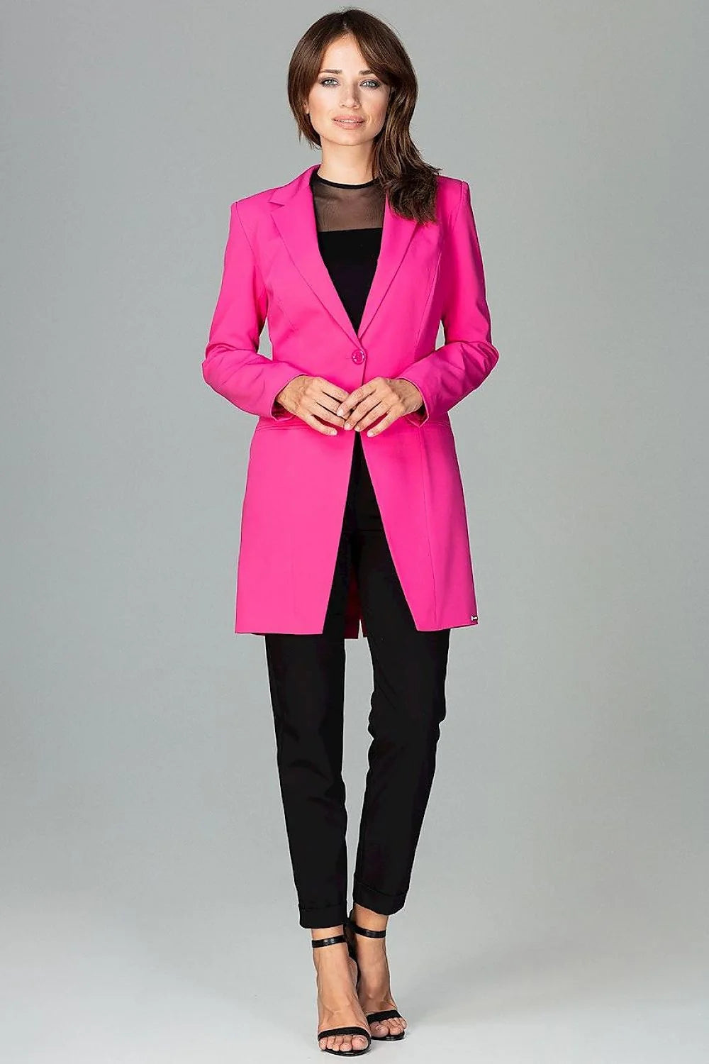 Blazer femme en tissu noir élégant et ajusté parfait pour un look professionnel chic