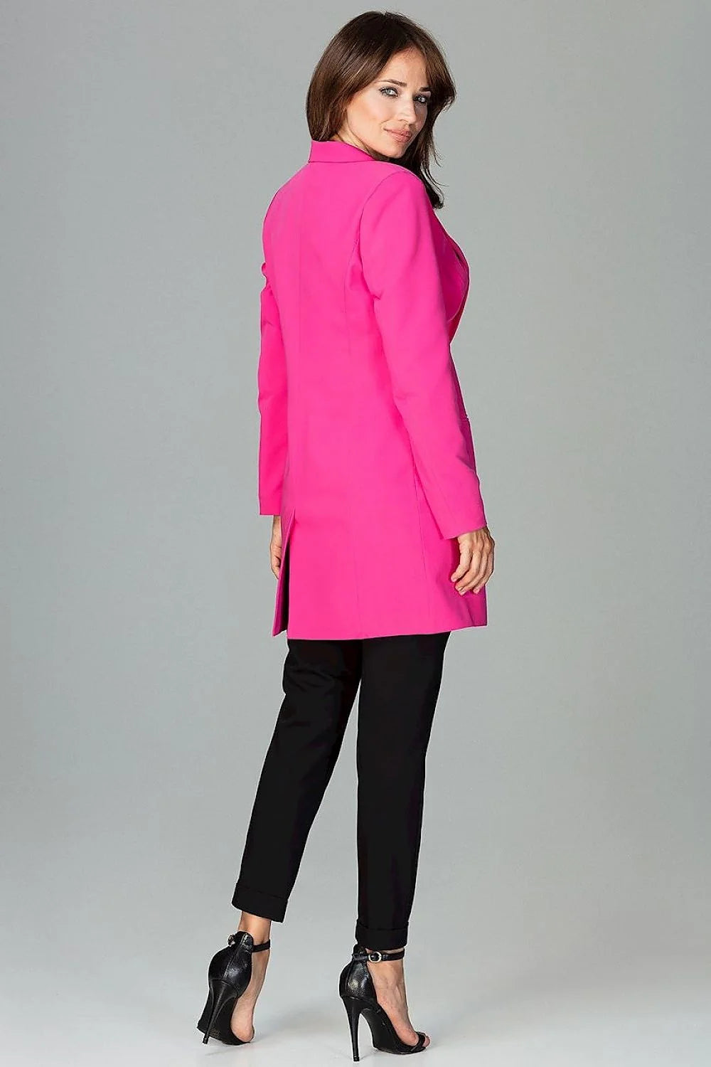 Blazer femme en tissu noir élégant et ajusté parfait pour un look professionnel chic