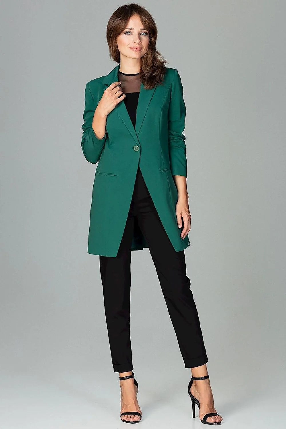 Blazer femme en tissu noir élégant et ajusté parfait pour un look professionnel chic