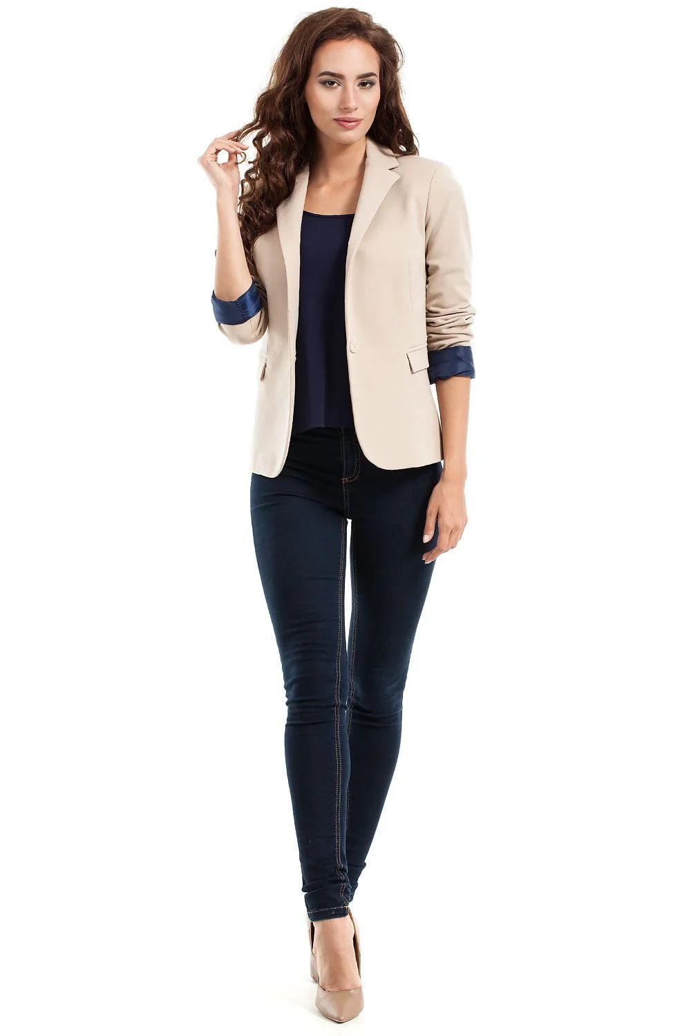 Blazer noir femme cintré en tissu synthétique chic et élégant pour tenues professionnelles modernes