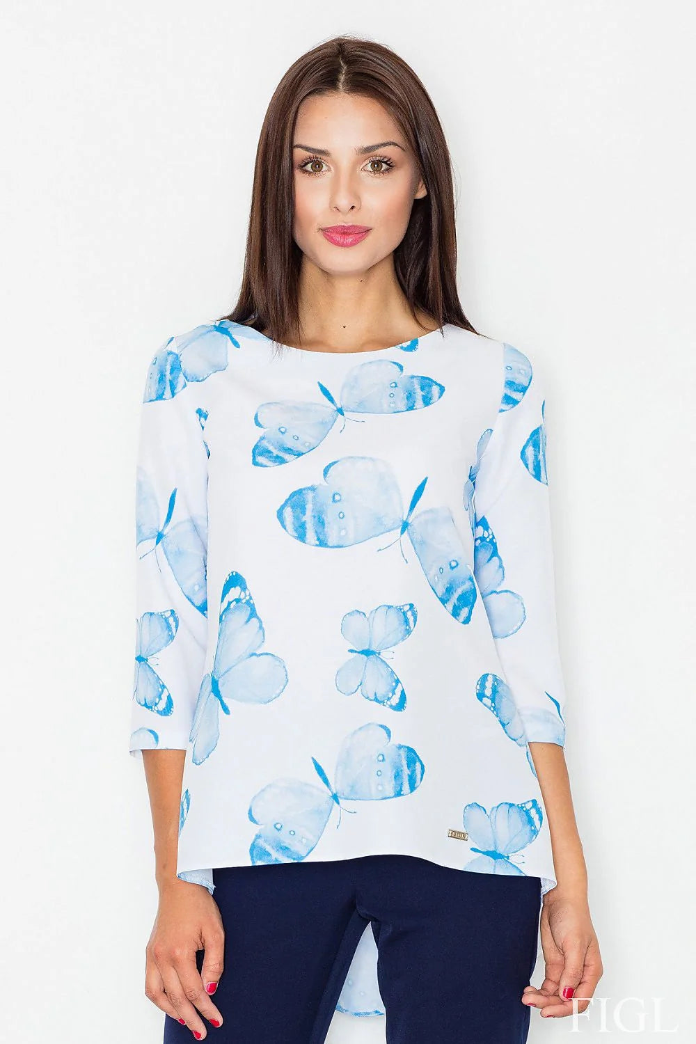 Blouse élégante en tissu léger avec imprimé papillons bleus pour un look féminin sophistiqué casual