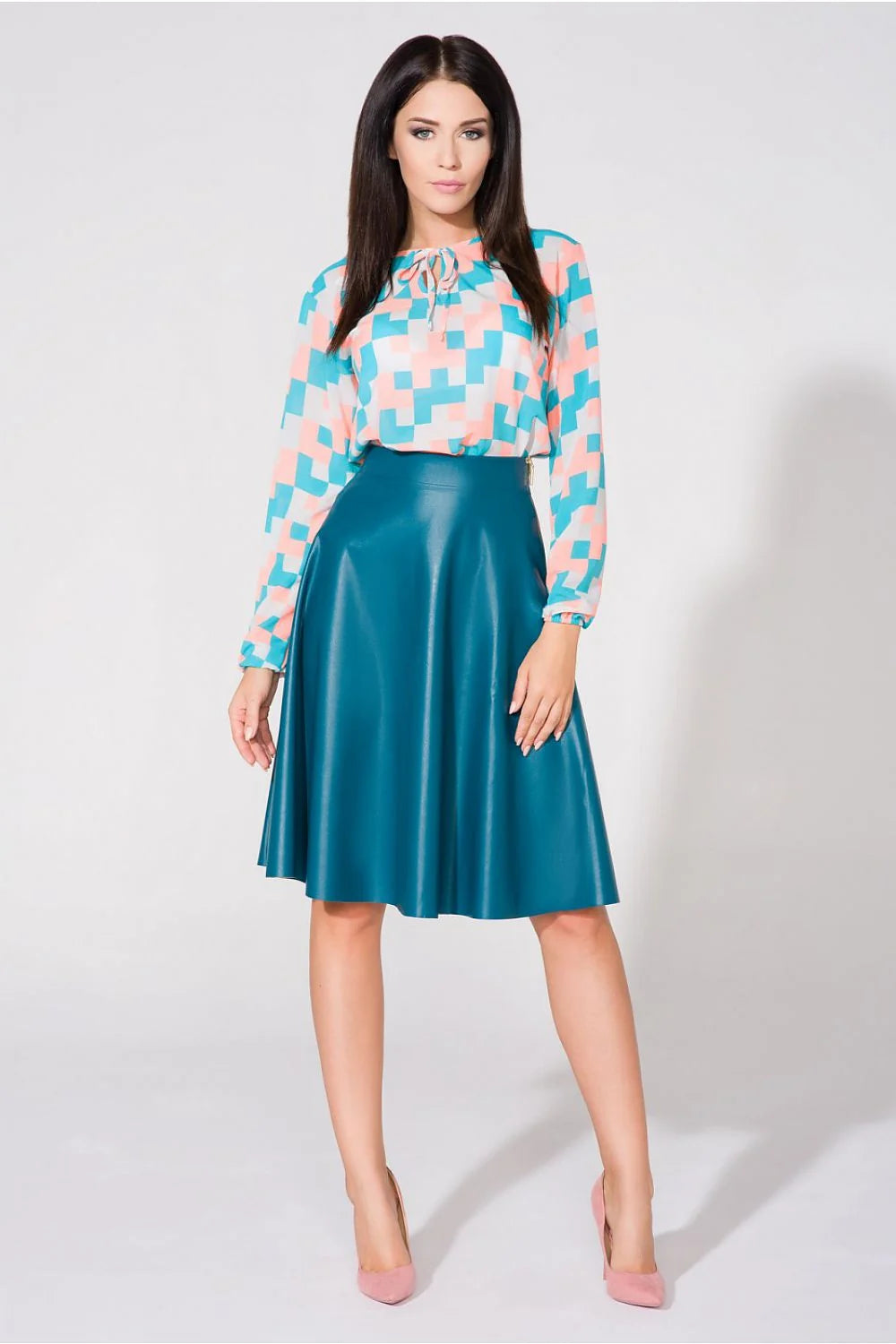 Blouse en tissu léger à manches longues, motifs géométriques modernes, style coloré, élégance quotidienne garantie