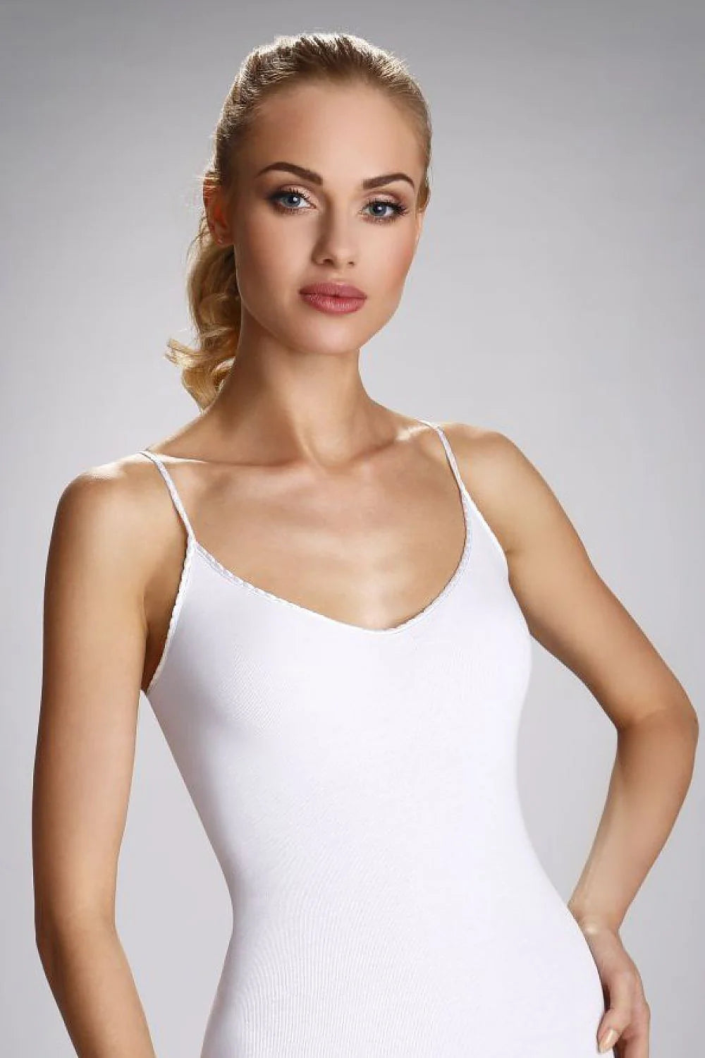 body coton blanc minimaliste confortable bretelles fines encolure V élégante ajustée moulante côtelé extensible douce sculptant sans couture polyvalent intemporel