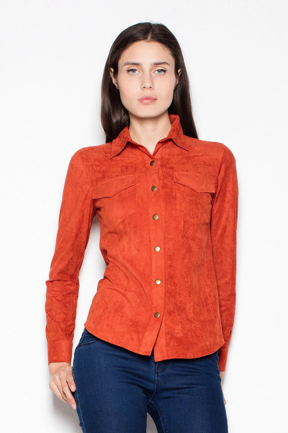 chemise femme suédine orange brique manches longues cintrée col classique boutons métalliques dorés poches rabat texture daim casual chic polyvalente