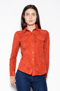 chemise femme suédine orange brique manches longues cintrée col classique boutons métalliques dorés poches rabat texture daim casual chic polyvalente