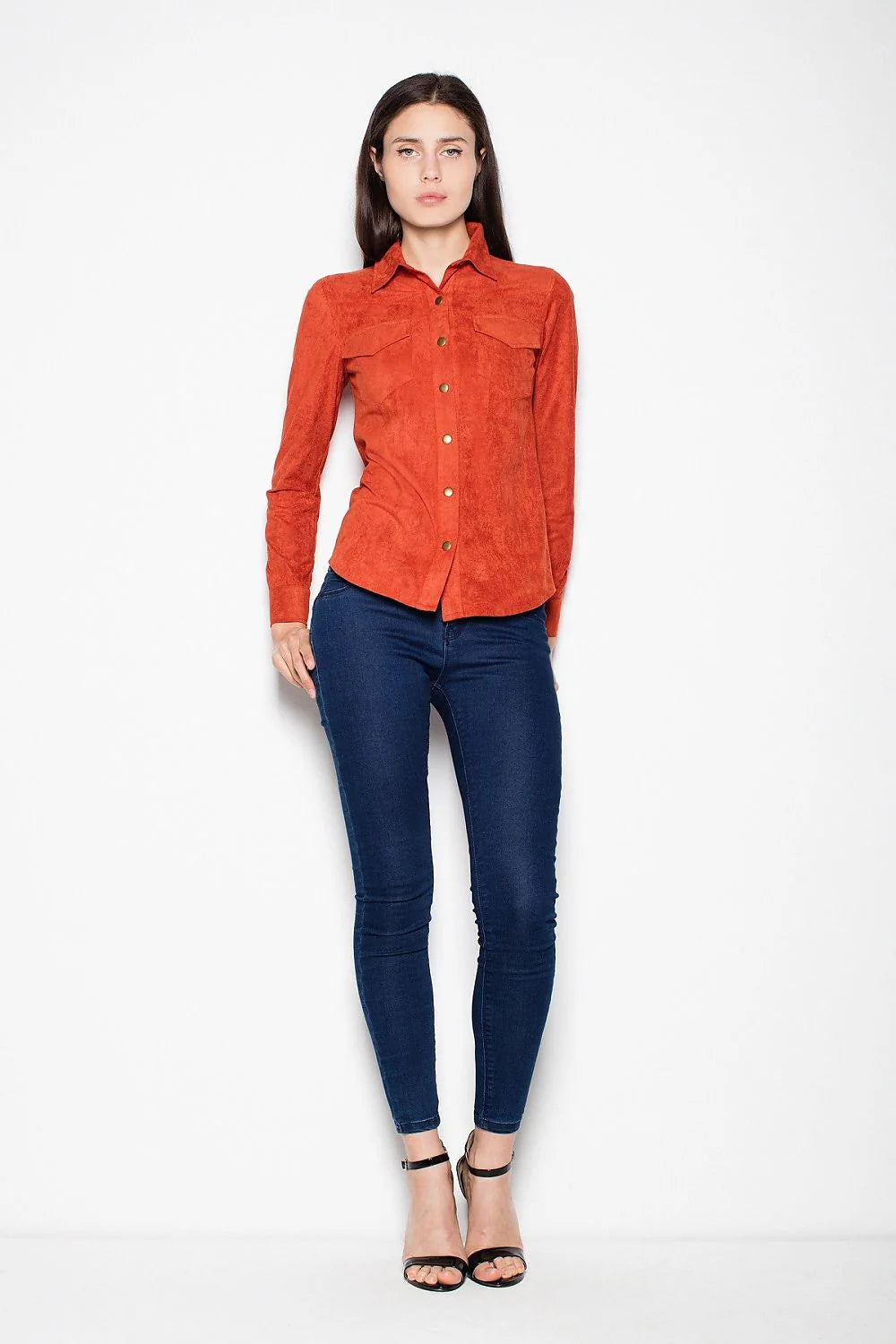 chemise femme suédine orange brique manches longues cintrée col classique boutons métalliques dorés poches rabat texture daim casual chic polyvalente