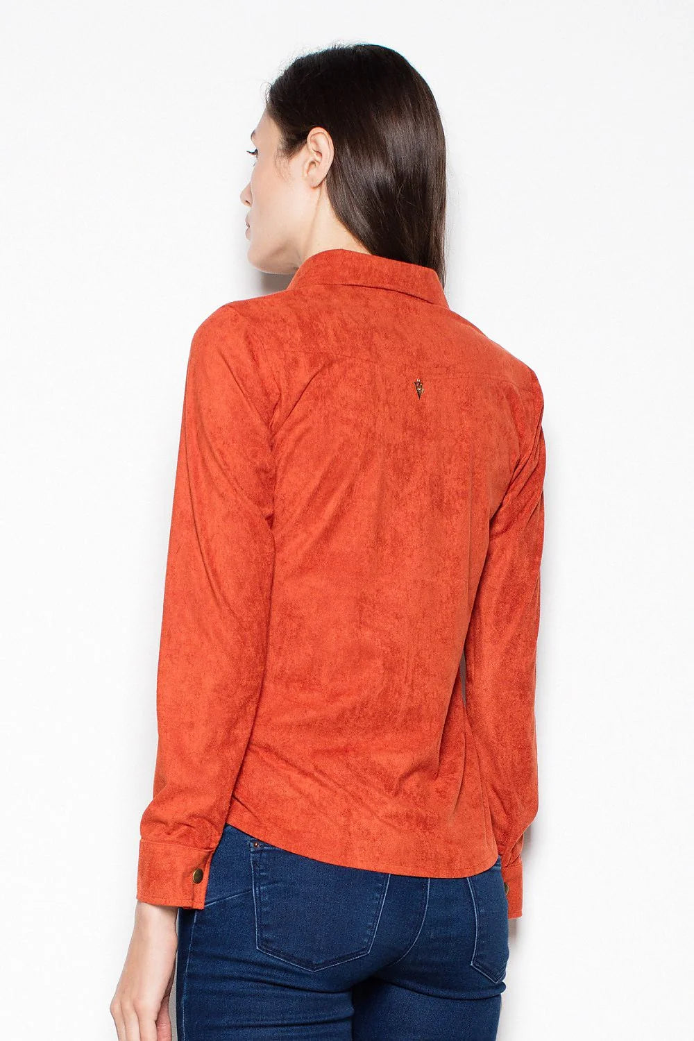 chemise femme suédine orange brique manches longues cintrée col classique boutons métalliques dorés poches rabat texture daim casual chic polyvalente