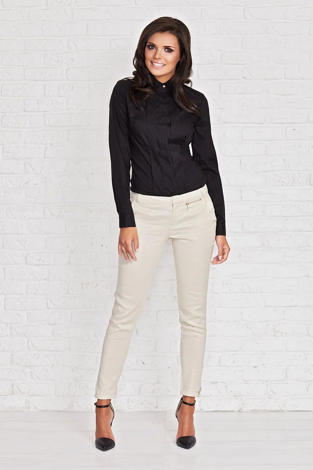 chemise noire manches longues ajustée col mao patte boutonnage discrète plis structurés tissu satiné coton stretch élégante intemporelle bureau soirée